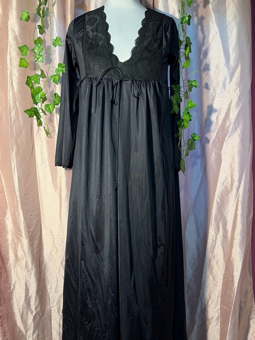 Vintage Gilead Black Lace-Trim Nightgown set